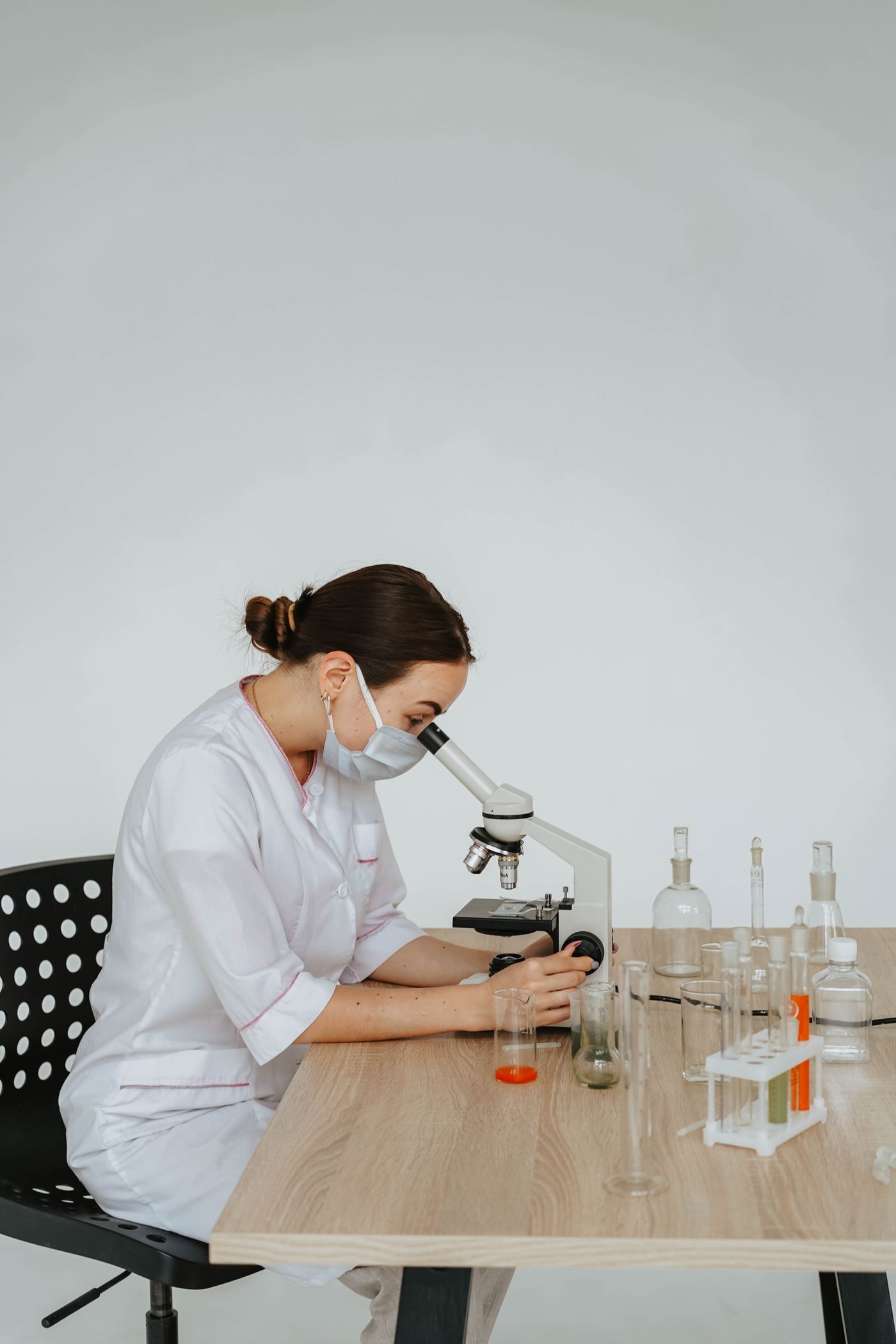 Znanstvenica radi s mikroskopom u laboratoriju