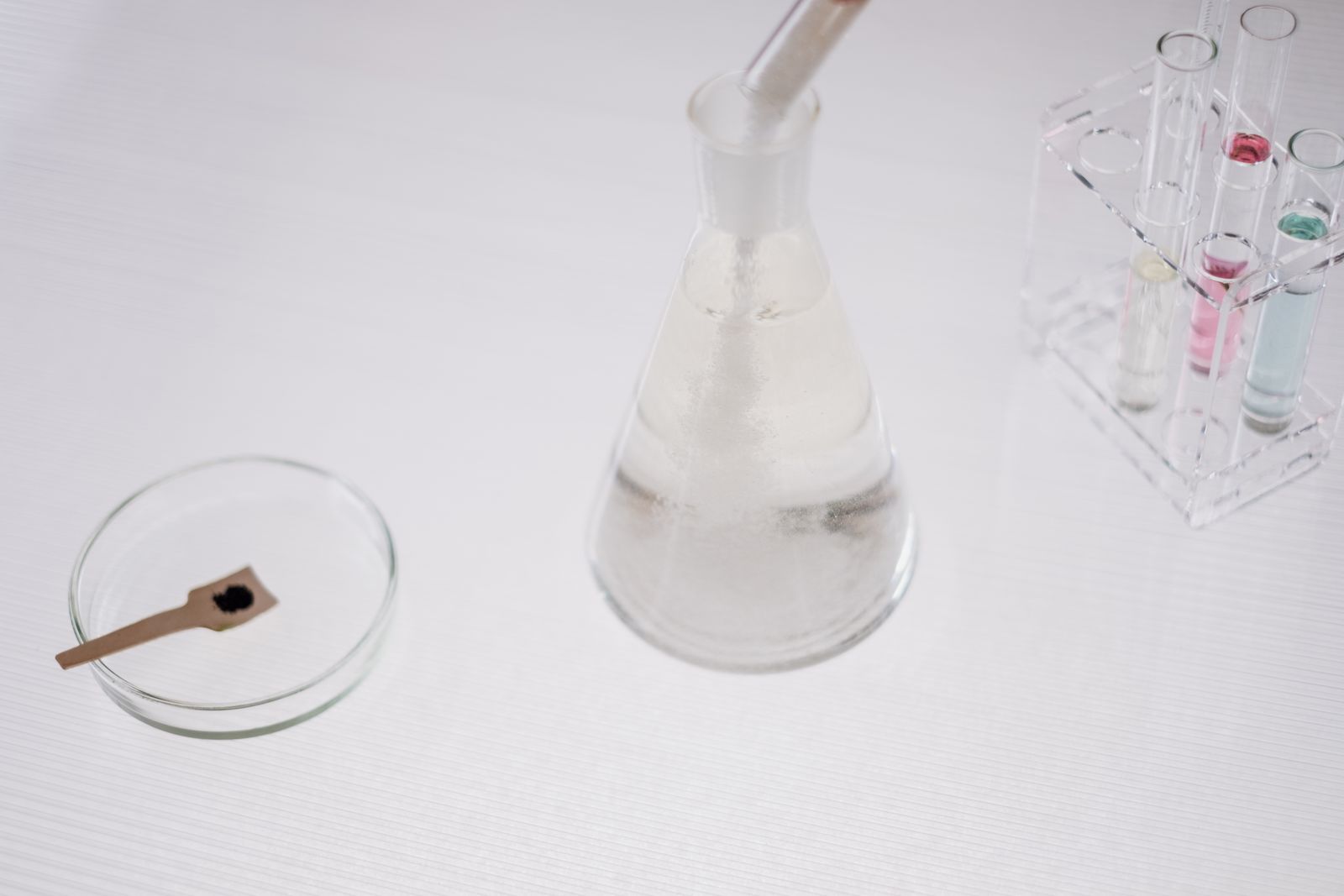 Uredan raspored laboratorijskih posuda i uzoraka
